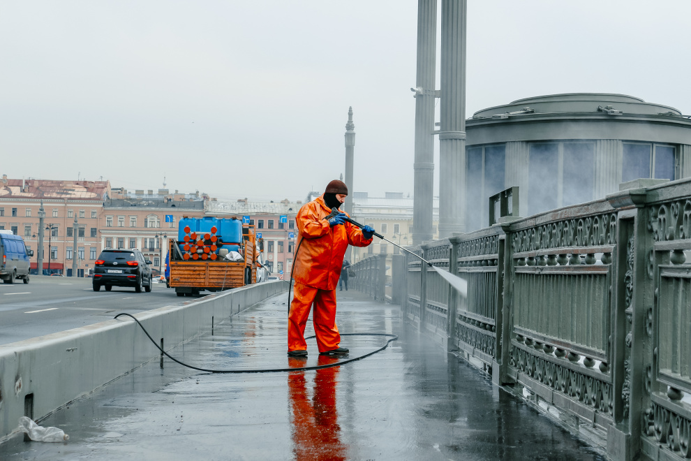 Петербург готовится к празднику «Алые паруса»: мосты и набережные моют по экологически безопасной технологии