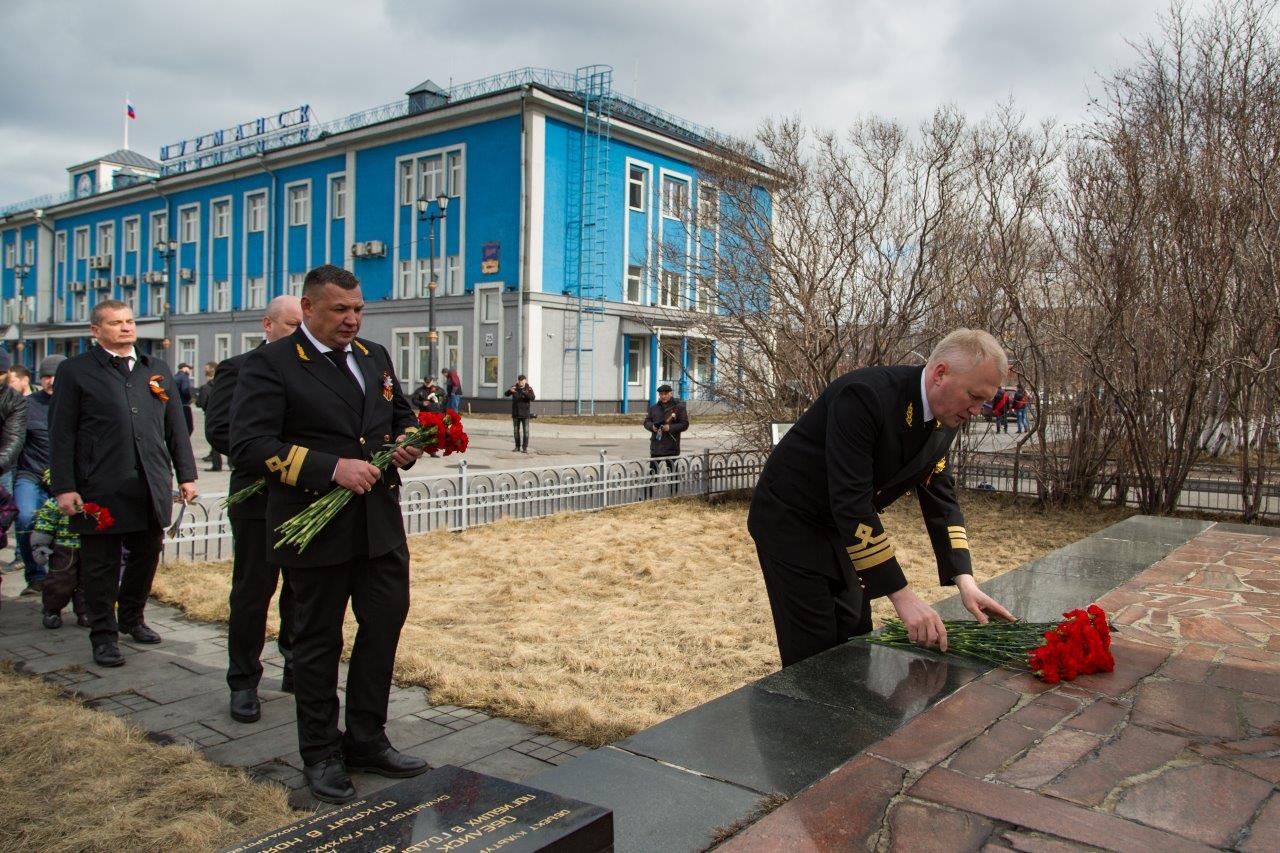 Низкий поклон героям войны: в Мурманске состоялось возложение цветов к памятнику портовикам