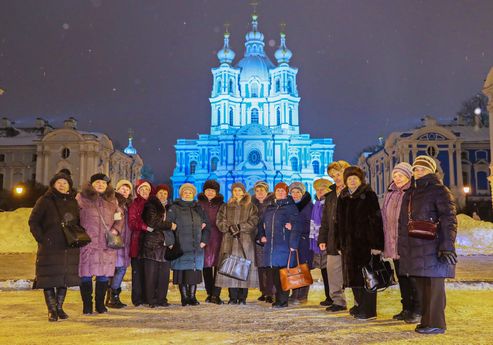 От улицы Партизана Германа до Дворцовой площади - ветераны побывали на экскурсии по новогоднему Петербургу