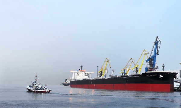 Суперэкологичное судно обработано специалистами Мурманского морского торгового порта