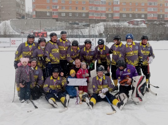 Команда «Мурманский морской торговый порт» впервые победила в чемпионате Мурманской области по хоккею с мячом