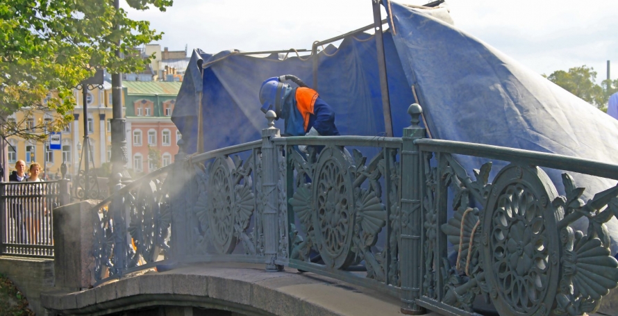 В центре Петербурга начался первый за 20 лет ремонт моста у Летнего сада