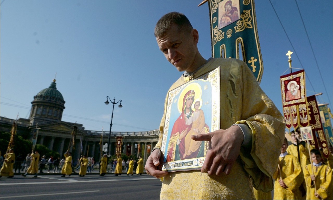 в Санкт-Петербурге состоялся крестный ход в память о перенесении мощей князя Александра Невского