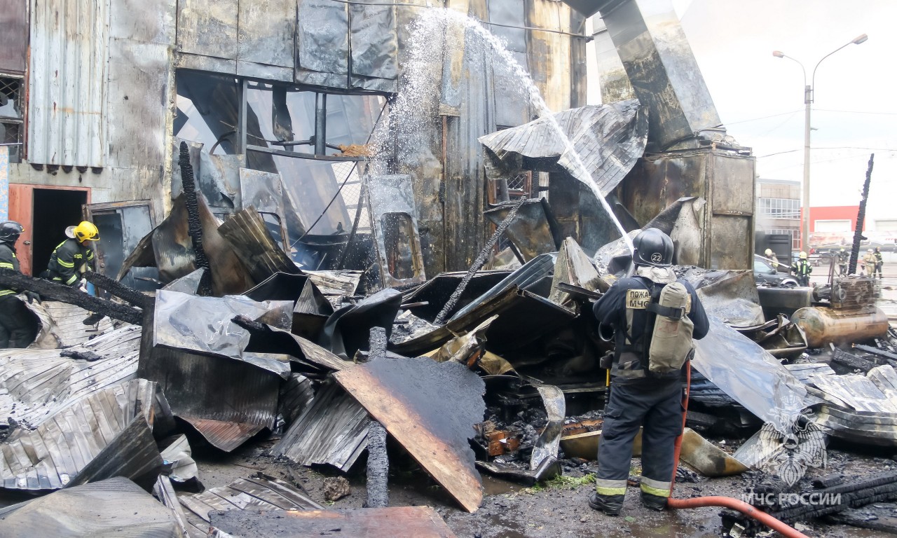 Спасатели потушили мощный пожар на Пискаревском проспекте в Петербурге