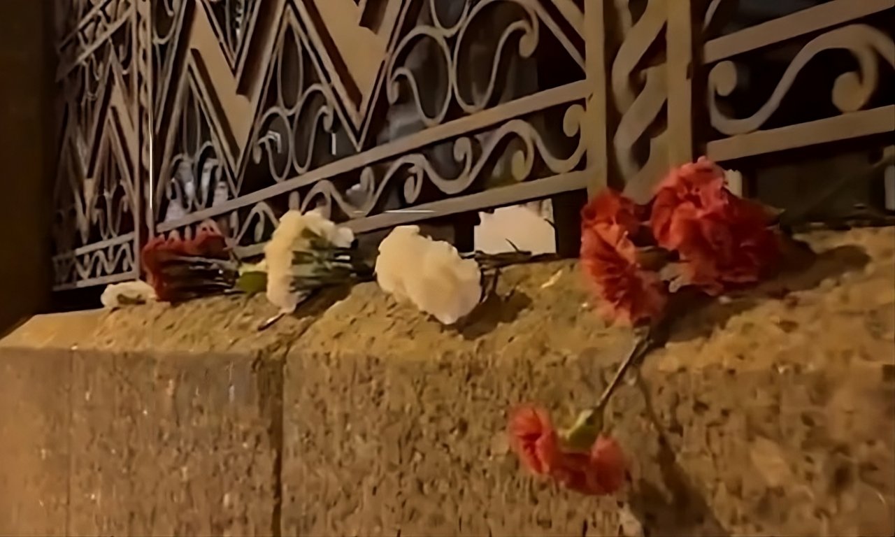 Жители Петербурга приносят цветы к зданию Большой хоральной синагоги