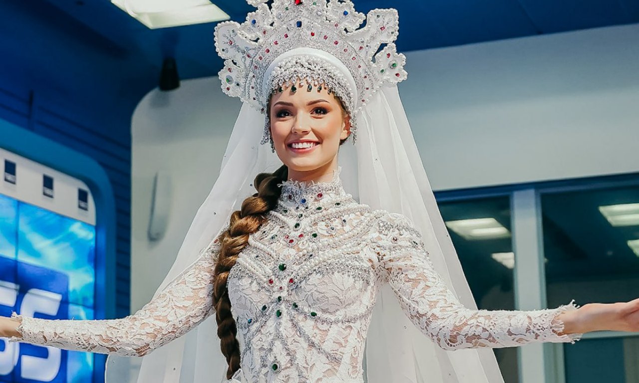 Платье, созданное выпускницей Санк-Петербургского Университета промышленных технологий и дизайна Ольгой Маляровой, будет представлено на подиуме конкурса «Мисс Вселенная» 18 ноября в Сальвадоре. 
