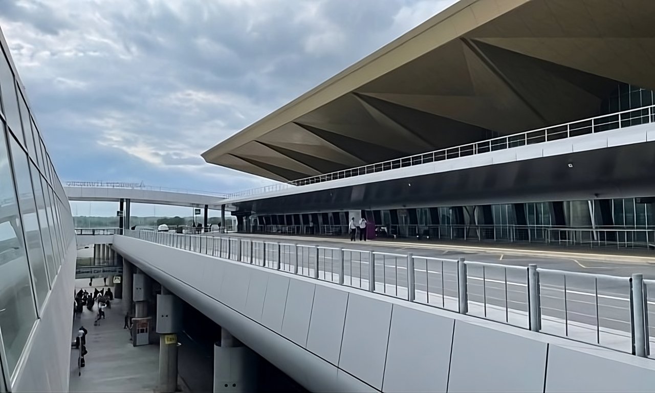 В рамках развития инфраструктуры международного аэропорта Пулково планируется возведение современного автовокзала, который станет удобной транспортной развязкой для пассажиров из соседних регионов.