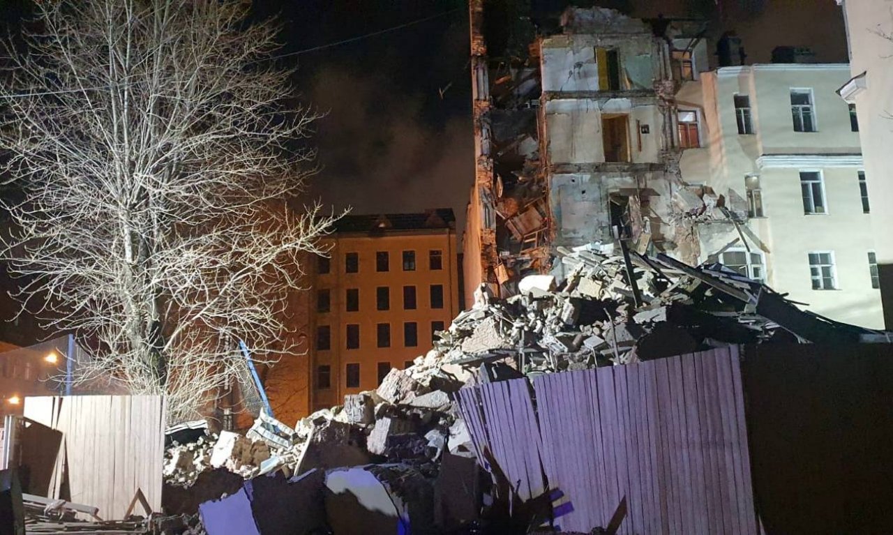В ночь на 20 декабря в Адмиралтейском районе Санкт-Петербурга произошло обрушение двух подъездов шестиэтажного дома, расположенного по адресу улица Гороховая, 73. 
