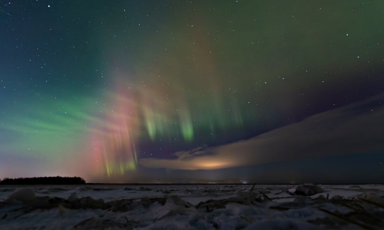 В ночь на 18 декабря жители Петербурга стали свидетелями удивительного природного явления — на ночном небе появилось яркое северное сияние.