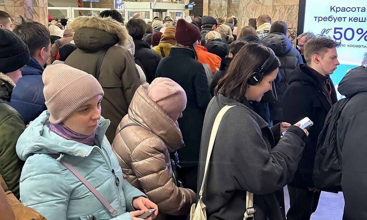 25 января в Петербурге произошли сбои системы оплаты проезда в метро. Из-за этого на пяти станциях пришлось ограничить вход пассажиров. 