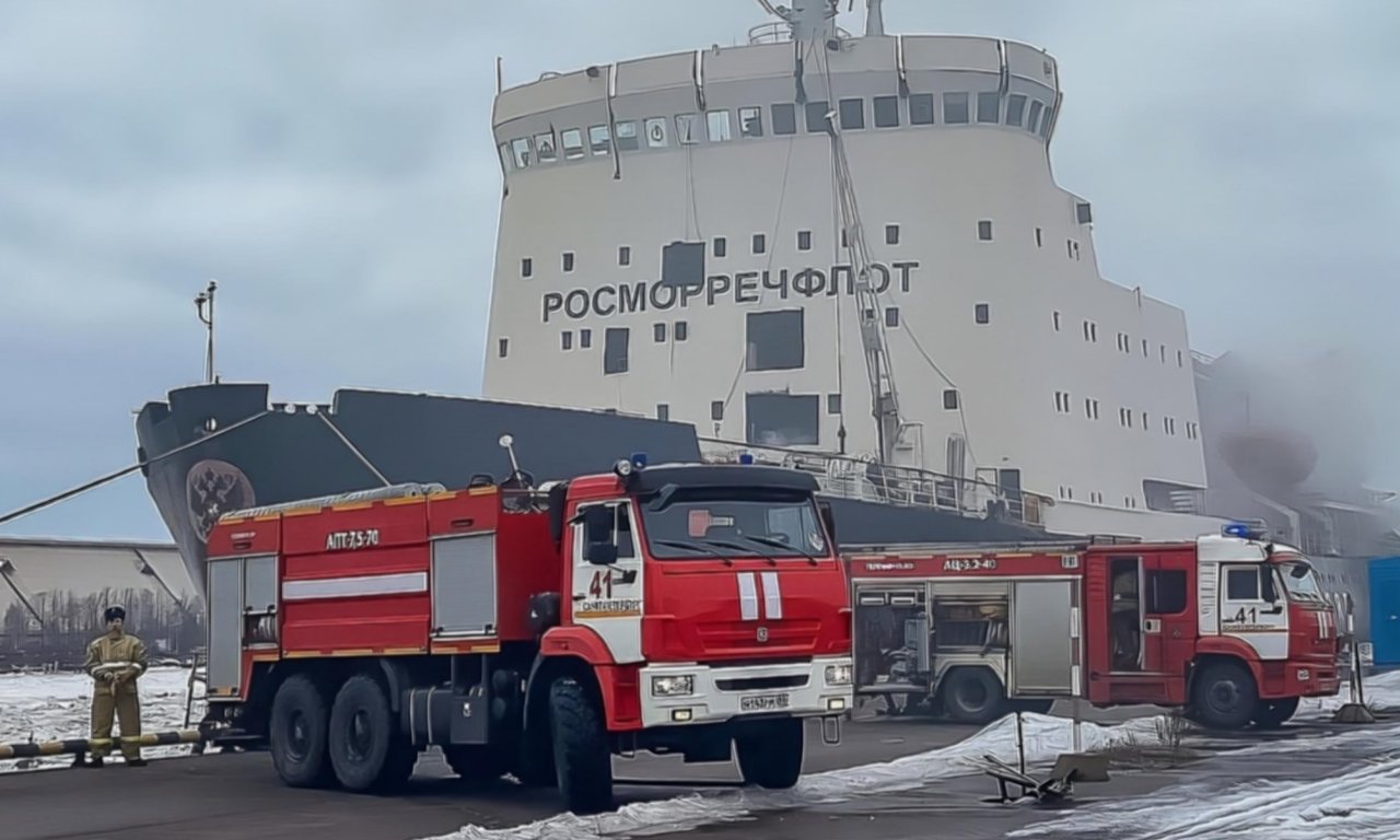 Сегодня произошло возгорание на территории 3-го района Морского порта Санкт-Петербурга. Огонь возник на списанном ледоколе «Ермак», который в настоящее время разбирают на запчасти.