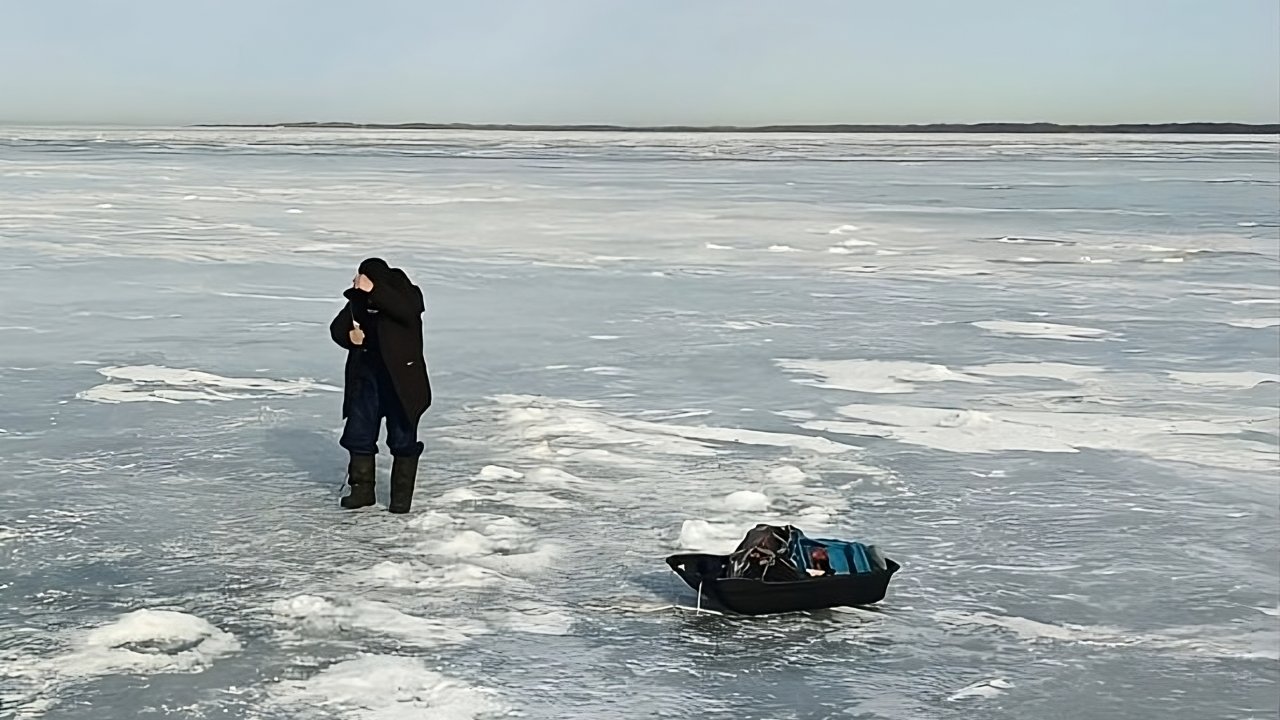 Поисково-спасательная служба Санкт-Петербурга провела успешную операцию по спасению 15 рыбаков-любителей, оказавшихся в ловушке на оторвавшейся льдине в Финском заливе в Петродворцовом районе города.