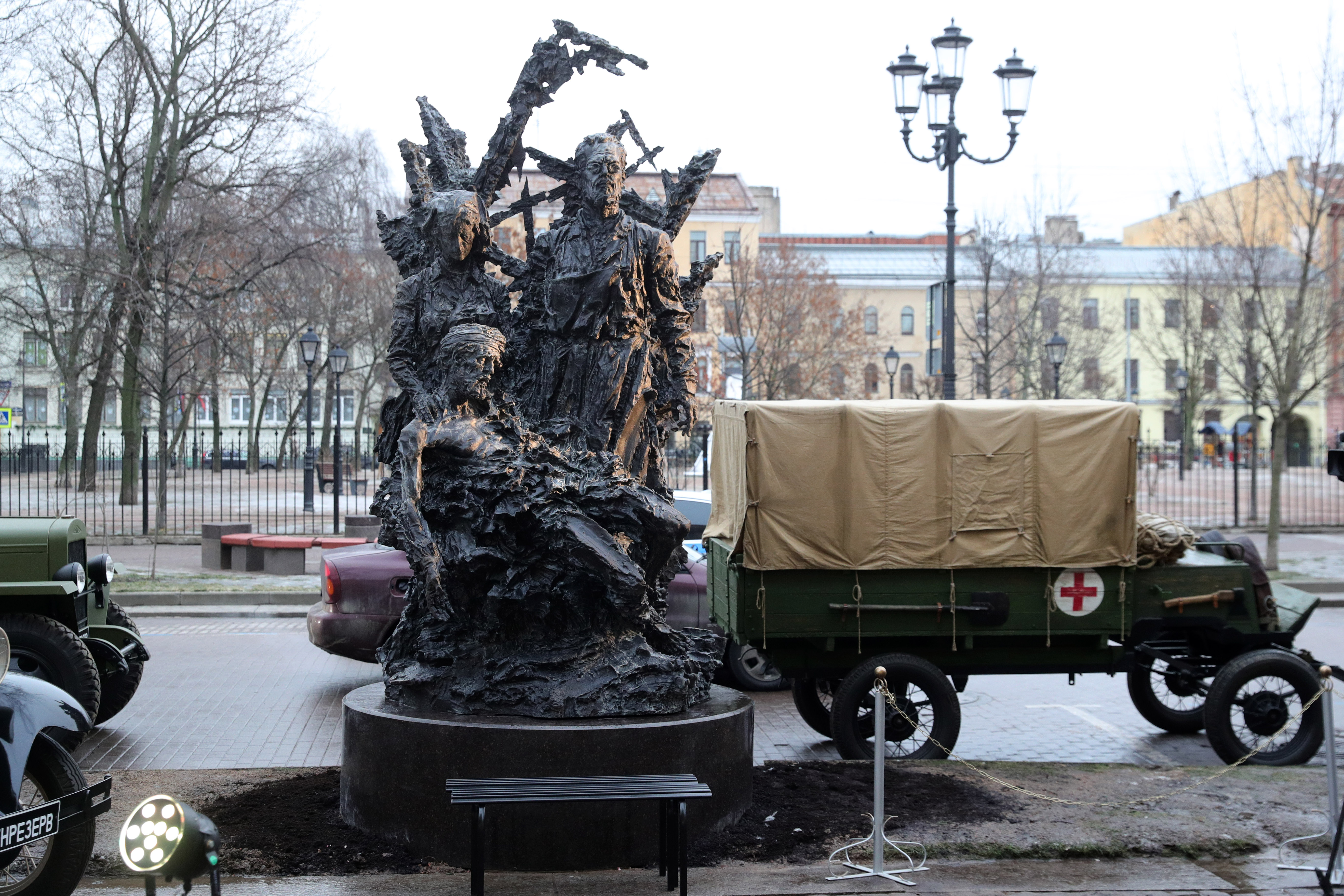 Памятник гвардейцу преображенского полка