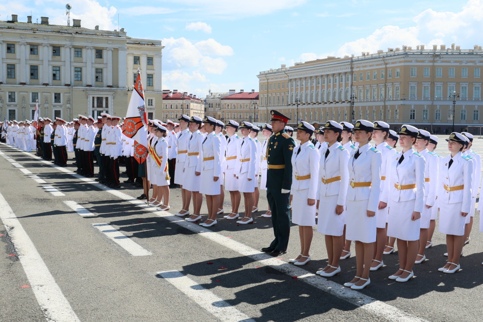Выпускникам кадетских корпусов торжественно вручили аттестаты на Дворцовой площади
