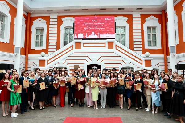 В Петропавловской крепости прошла Церемония чествования лучших выпускников вузов Петербурга