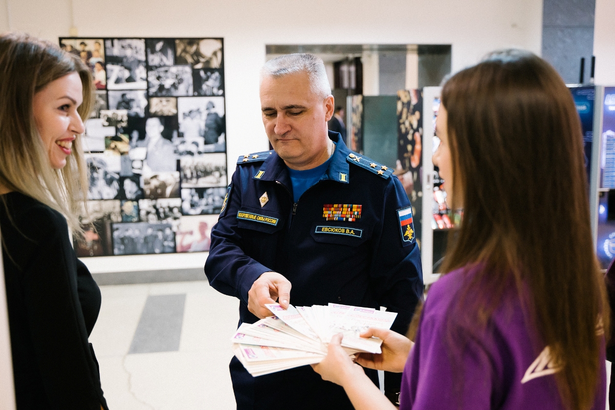 Национальная лотерея» в честь Дня космонавтики вручила гостям  предпремьерного показа фильма «Вызов» лотерейные билеты