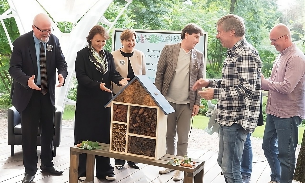 В Ботаническом саду СПбГУ построили домик для насекомых