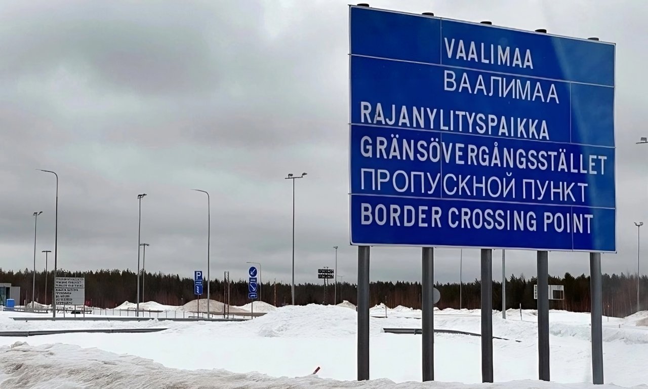 Правительство Финляндии приняло решение не открывать контрольно-пропускные пункты на границе с Россией в феврале, как ранее планировалось. 