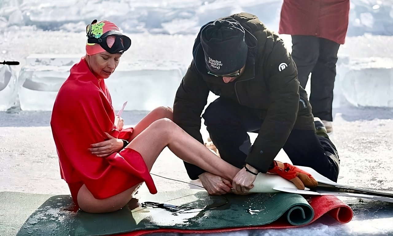 На открывшемся вчера фестивале «Под лед Байкала» петербурженка Мария Ольшевская погрузилась под толстый лед озера на глубину 40 метров без какого-либо специального оборудования или защитного костюма.