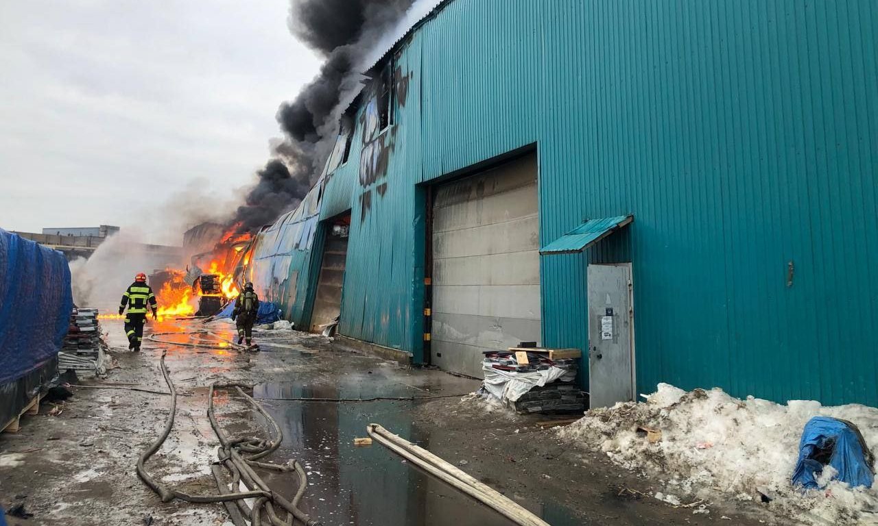 На Волхонском шоссе в Ломоносовском районе Ленинградской области произошел пожар в ангаре мебельного предприятия. Площадь возгорания составила 1000 квадратных метров.
