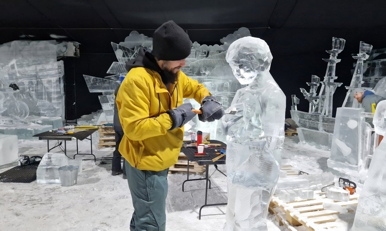Мастера ледовой скульптуры в Нарышкином бастионе