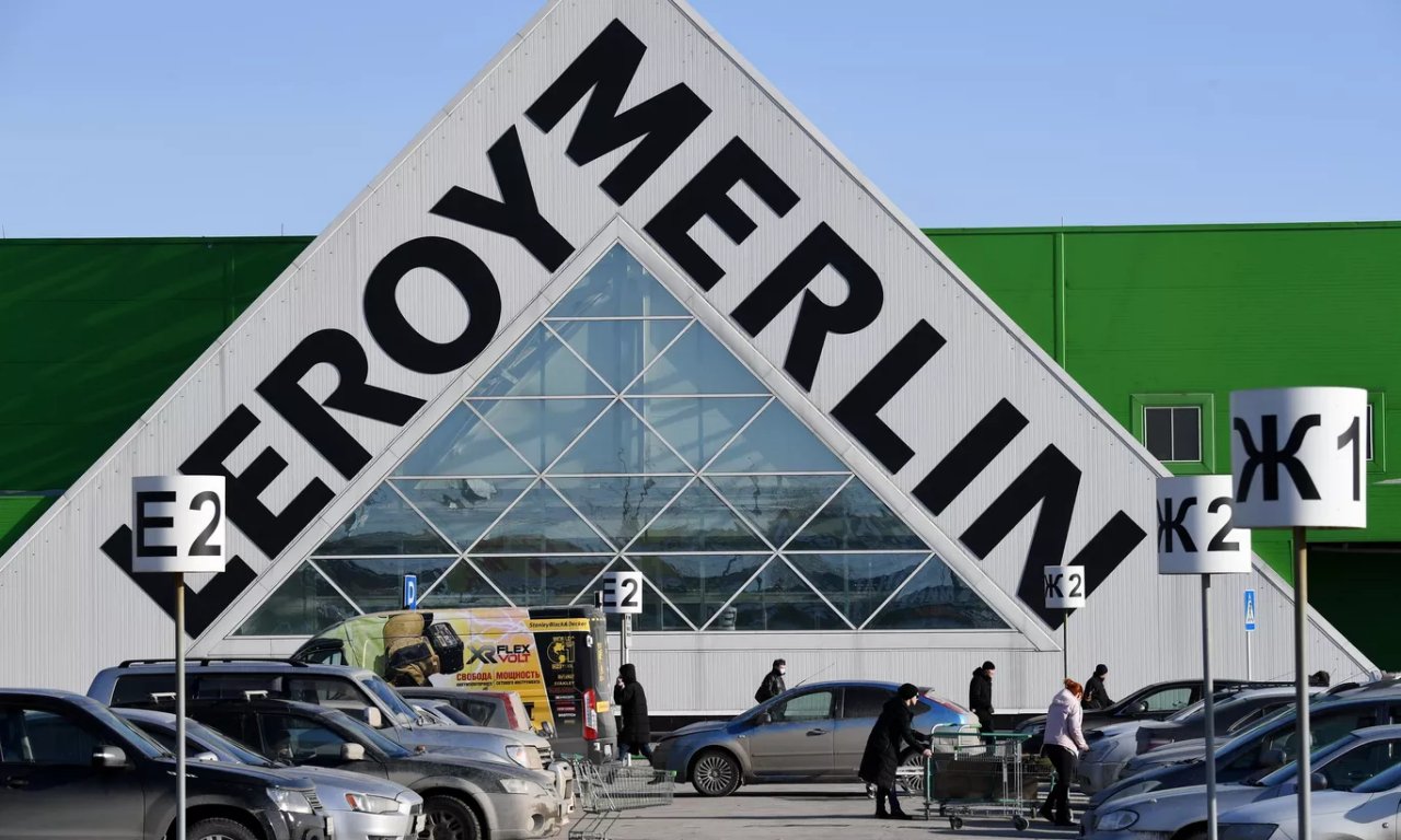 Французская группа компаний ADEO, владеющая сетью гипермаркетов Leroy Merlin, продолжает процесс выхода из российского бизнеса. Об этом свидетельствует изменение юридического наименования российской «Леруа Мерлен Восток» на «Ле Монлид».