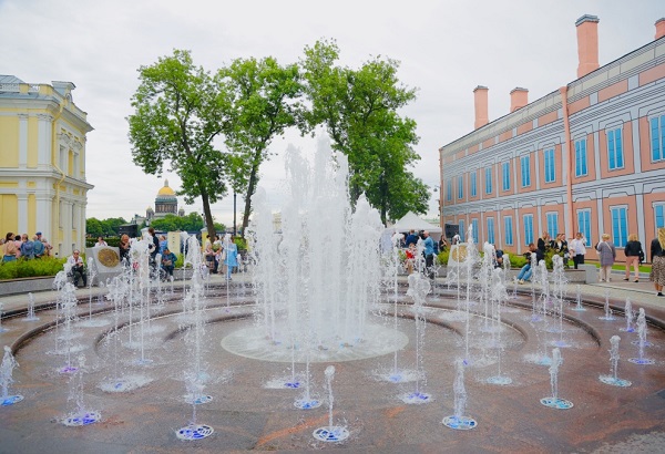 Губернатор Петербурга открыл новый фонтан в честь 300-летия СПбГУ