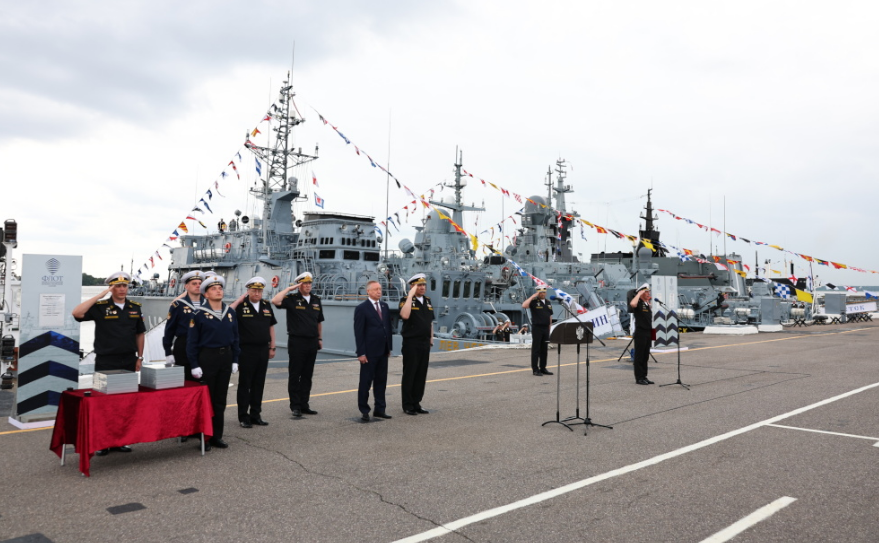 В Кронштадте наградили личный состав Ленинградской военно-морской базы
